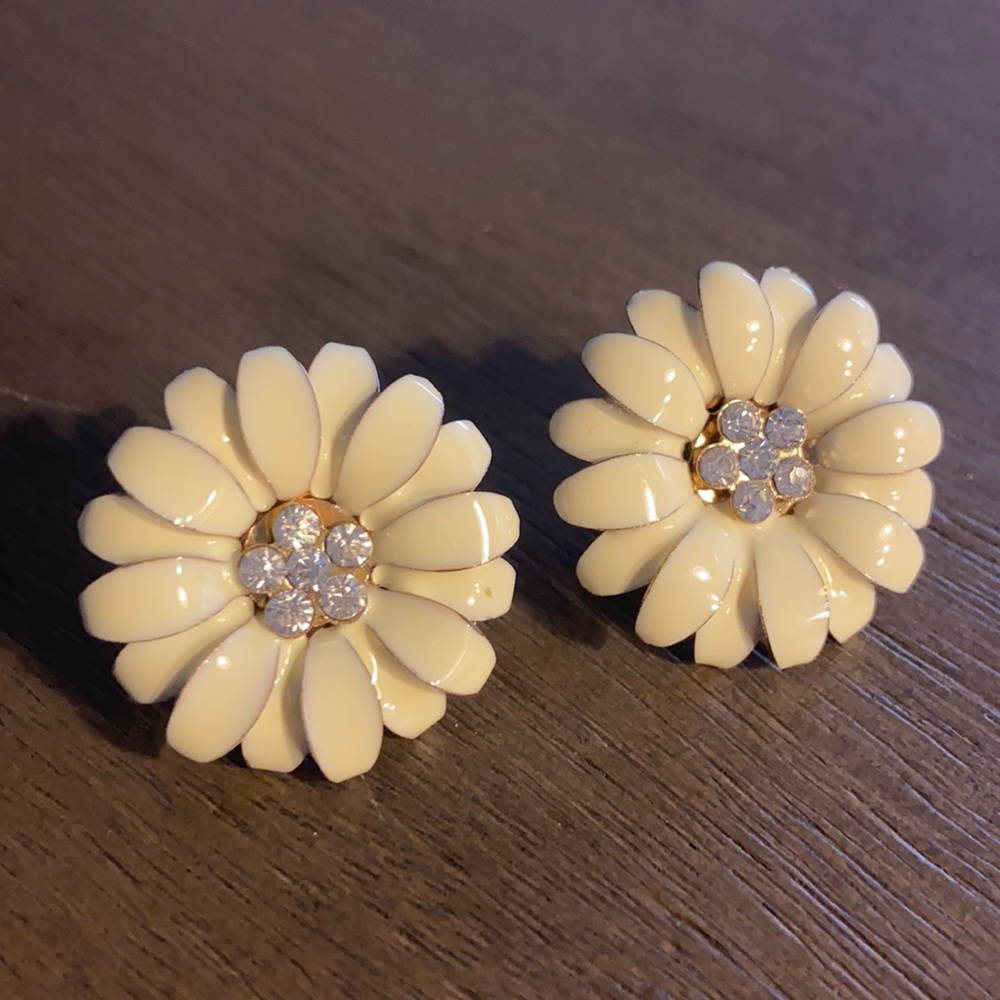 White daisy earrings